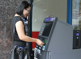 Bạn đã biết cách chuyển tiền khác ngân hàng qua ATM?
